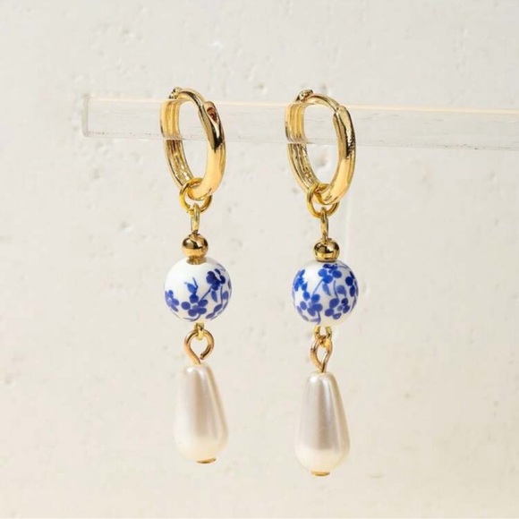 Anthropologie Jewelry - Blue & White Floral Pearl with gold huggie hoop dangle earrings 💙🤍